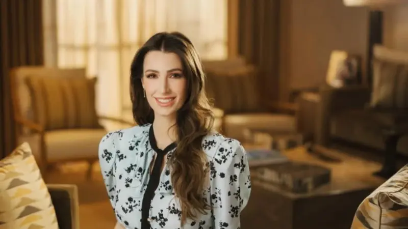 صور- إطلالة الأميرة رجوة الحسين تخطف الأنظار في باريس