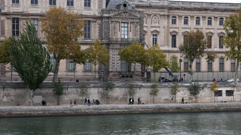 سرقة اللوفر في دقائق.. كيف اقتحم اللصوص أكبر متحف بالعالم؟