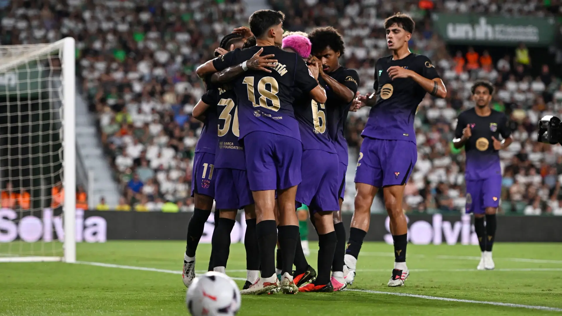 برشلونة يلغي تكريم أبطال العالم بسبب "إستيلادا" (أ ف ب) برشلونة يلغي تكريم أبطال العالم بسبب "إستيلادا" (أ ف ب)