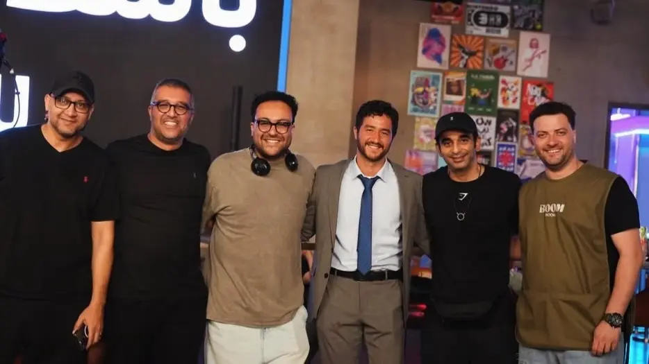 باسط عضلات يقترب من الجمهور بعد انتهاء التصوير (إنستغرام) باسط عضلات يقترب من الجمهور بعد انتهاء التصوير (إنستغرام)