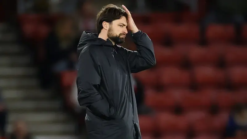 إقالة جديدة في الدوري الإنجليزي.. ساوثهامبتون يعلن رحيل مدربه بعد الانهيار ضد توتنهام