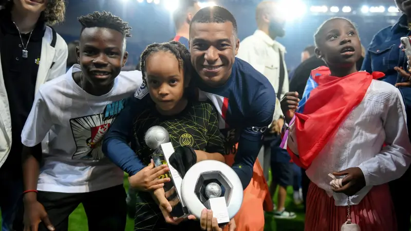 صورة دعائية تكشف عن نوايا باريس سان جيرمان تجاه مبابي