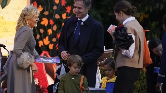 صور - زوجة بايدن بزيّ هرّة في احتفال "الهالوين" بالبيت الأبيض