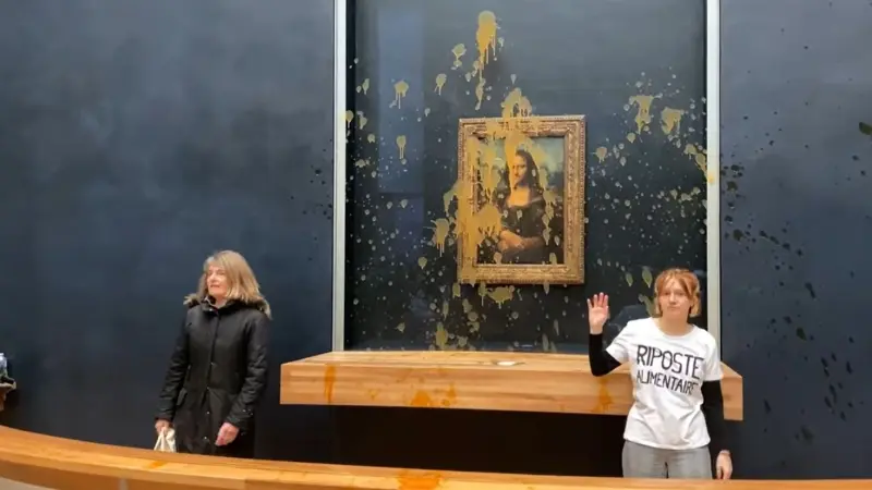 فيديو - ناشطتان ترشقان لوحة الموناليزا بالحساء