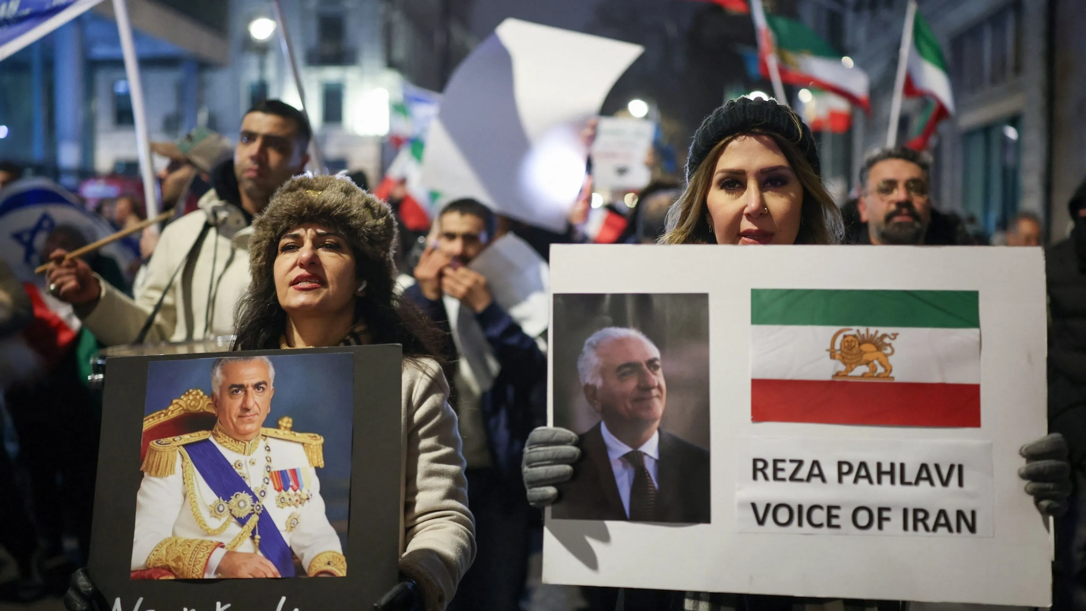 هذه خطة رضا بهلوي لتغيير النظام في إيران 