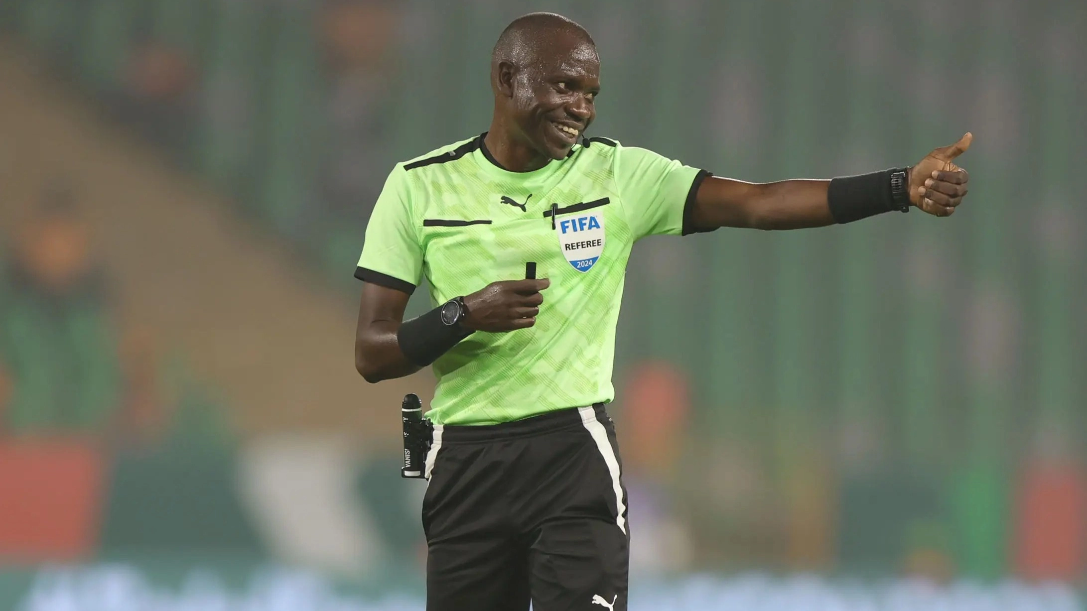 ما صحة قرارات الحكم الكونغولي جان جاك ندالا التي أشعلت نهائي الكان؟ 