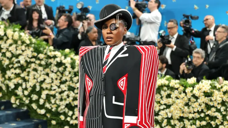 صور - أقمشة تنطق بالتاريخ.. أغرب إطلالات ميت غالا 2025