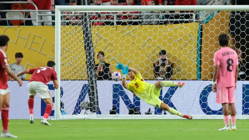 عقوبة الأهلي للاعبه تريزيغيه.. غرامة قوية قد تصل للاستبعاد