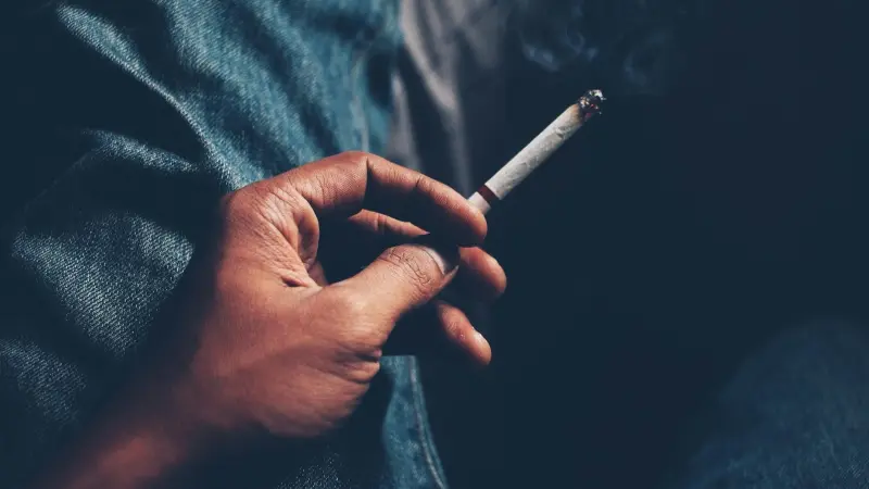 بريطانيا تقر قانونًا تاريخيًا لحظر التدخين على الأجيال الجديدة