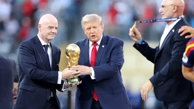 فيفا يتجه لبيع حصة من كيان تجاري جديد بقيمة 20 مليار دولار.. والويفا يحذر