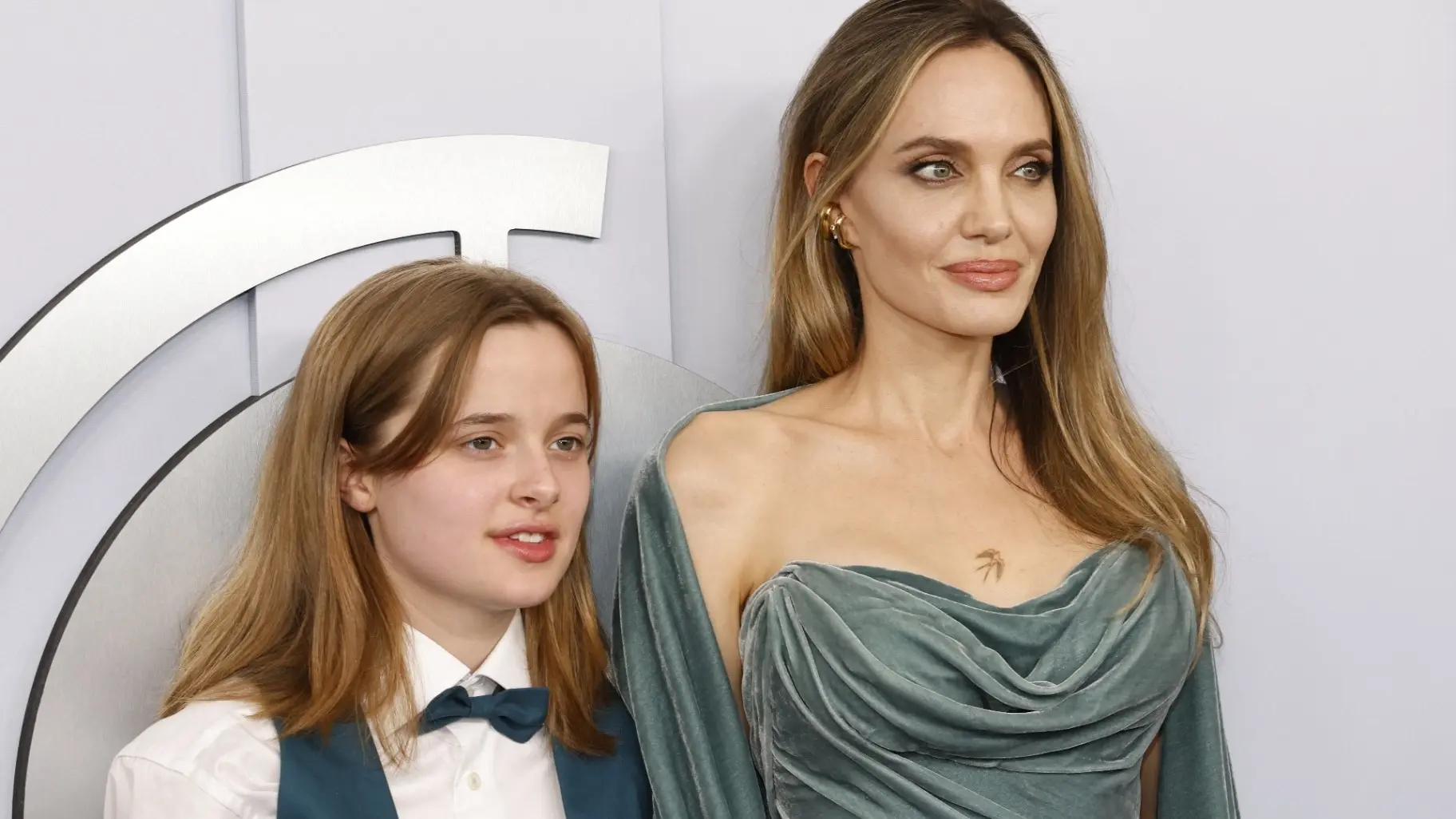 أولاد أنجلينا جولي يختارون البقاء معها في عيد الأب - المشهد