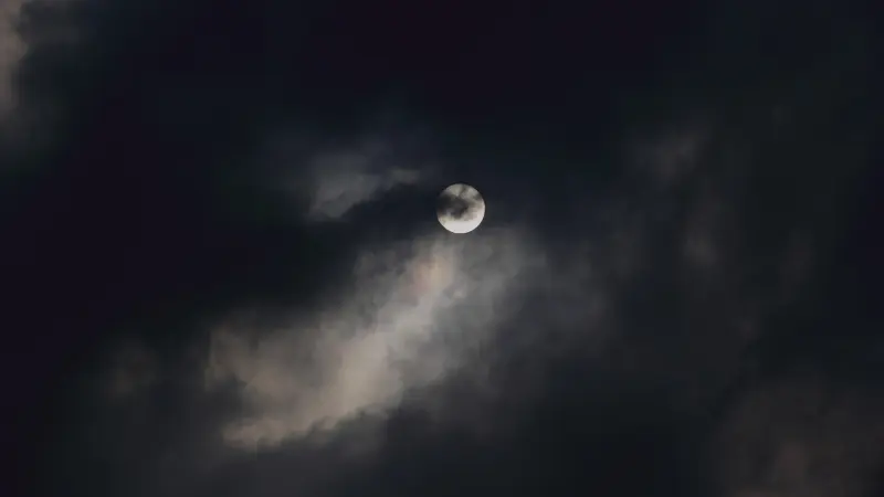 القمر يحفظ أسرار الأرض.. أرشيف عمره مليارات السنين