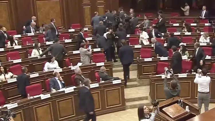فيديو صادم - اتهامات بالفساد تحول برلمان أرمينيا إلى حلبة مصارعة
