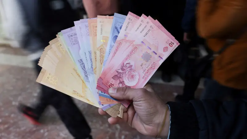 سعر الدولار مقابل الليرة السورية اليوم الأحد 25/1/2026.. عودة الارتفاع بـ 110 ليرات