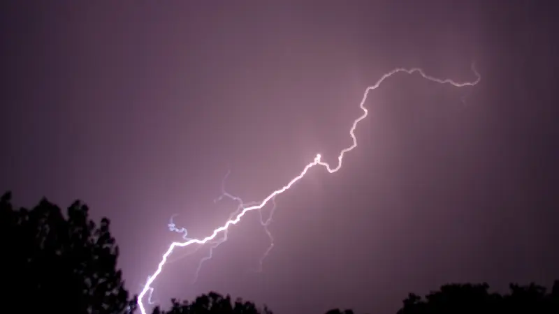 فيديو - صاعقة رعدية تقتل لاعب كرة قدم خلال مباراة