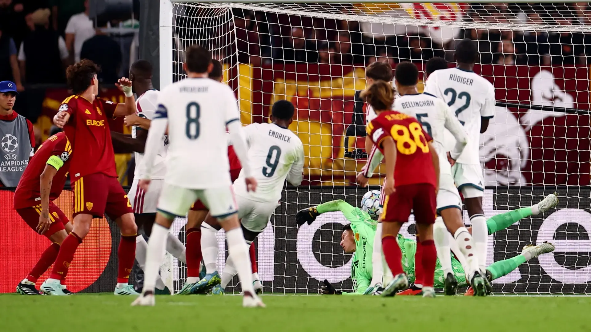 ريال مدريد يقلب الطاولة على روما في سيناريو جنوني (رويترز) ريال مدريد يقلب الطاولة على روما في سيناريو جنوني (رويترز)