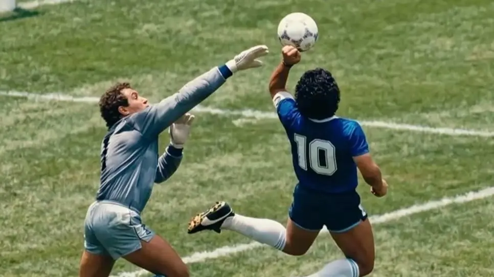 مارادونا صنع لحظتين خالدتين أمام إنجلترا في كأس العالم (إكس) مارادونا صنع لحظتين خالدتين أمام إنجلترا في كأس العالم (إكس)