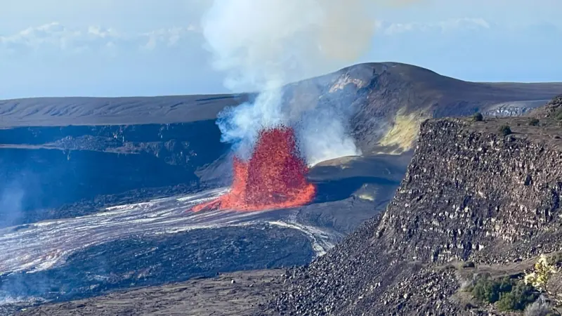 بعد عام من النشاط المستمر.. فيديو يوثق ثوران بركان في هاواي