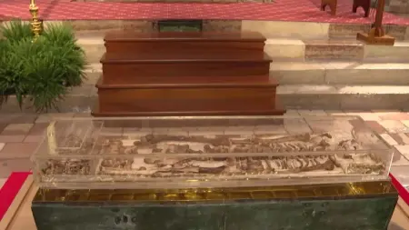 related_news_inside_blogsصور - العرض الأول لرفات القديس فرنسيس الأسيزي متواصل أمام العامة في إيطاليا