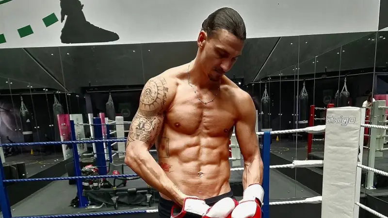 فيديو - بعد اعتزال كرة القدم.. هل يتجه إبراهيموفيتش إلى الملاكمة؟