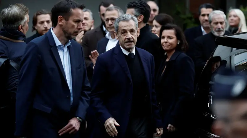 محكمة فرنسية تمنح الإفراج المبكر لساركوزي