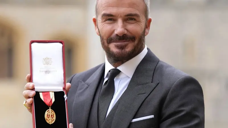 فيديو وصور - بيكهام يتسلّم لقب "فارس" من الملك تشارلز.. وهذا ما قاله