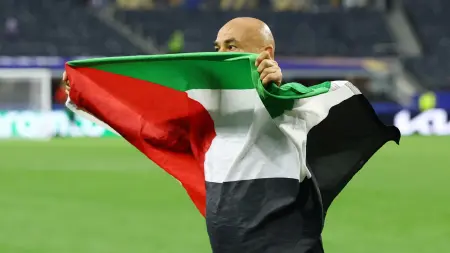 تعليق الفيفا على رفع حسام حسن علم فلسطين.. هل يتعرض للعقوبة؟