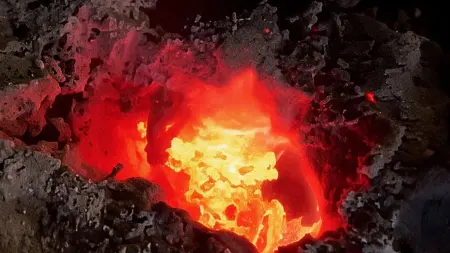 فيديو - نيران في مقبرة بكركوك تُثير الجدل.. والشرطة العراقية تتدخّل