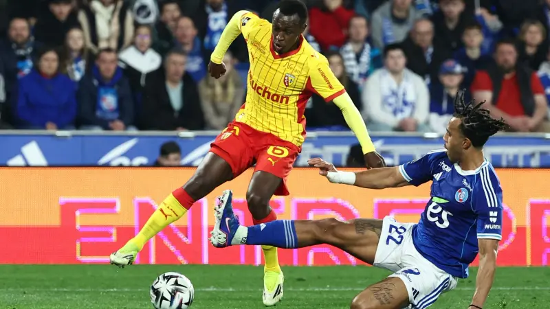 نجم دوري روشن يقترب من اللعب مع سعود عبد الحميد في لانس