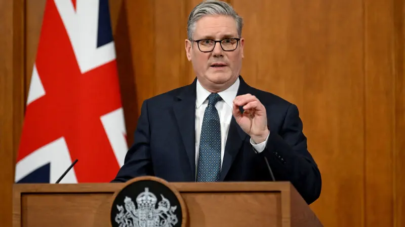 رئيس الوزراء البريطاني يتعهد بمعركة ضد مواقع التواصل