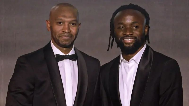 جوائز الكاف 2025 - شيكابالا يُسلم فيستون ماييلي جائزة الأفضل داخل القارة