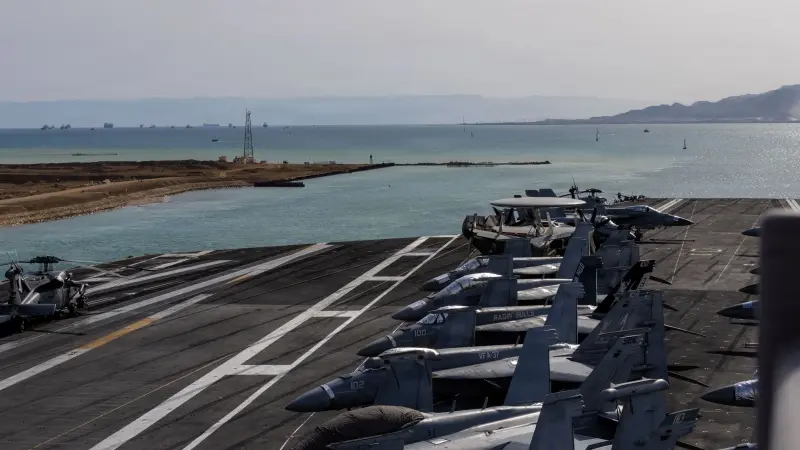 حاملة الطائرات الأميركية فورد تعبر قناة السويس باتجاه البحر الأحمر