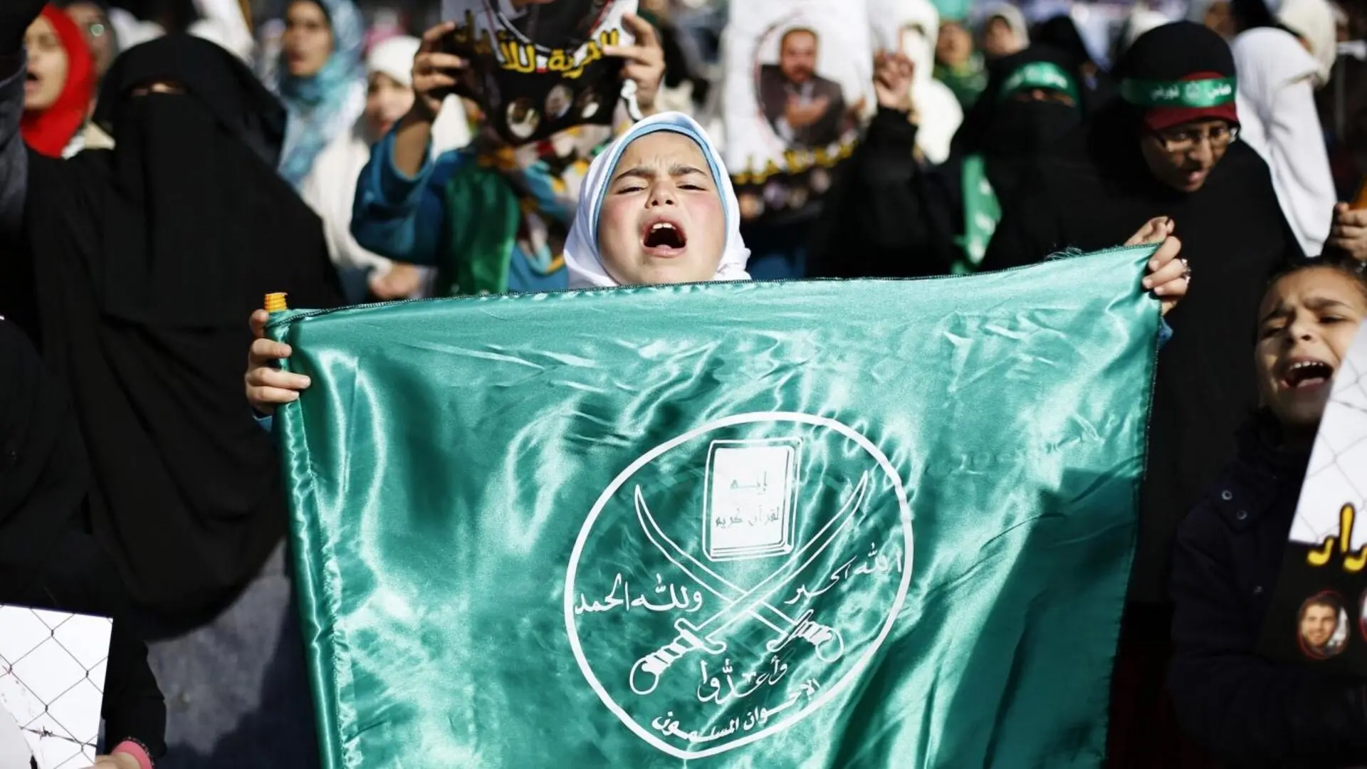 الملاحقات والانقسامات حاصرت الإخوان المسلمين في المنطقة (رويترز) الملاحقات والانقسامات حاصرت الإخوان المسلمين في المنطقة (رويترز)