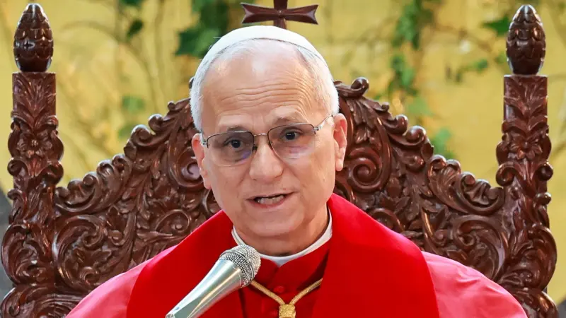 أزياء البابا ليو تتناول تاريخ لبنان وروحانيته.. هذه الدلالات