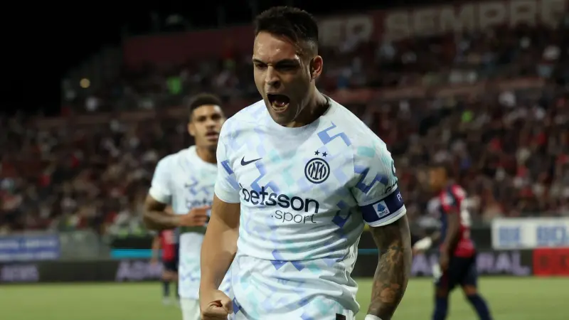 الدوري الإيطالي - إنتر ميلان يواصل صحوته بثنائية في شباك كالياري