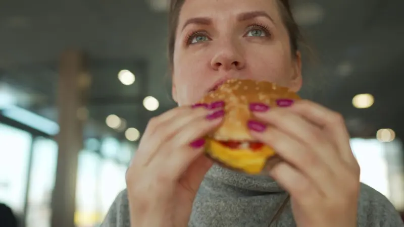 الأطعمة المعالجة تجعلك أكبر سنا.. إليك التفاصيل