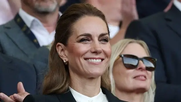 بعد الأشقر.. كيت ميدلتون تخطف الأنظار بلون شعرها الجديد