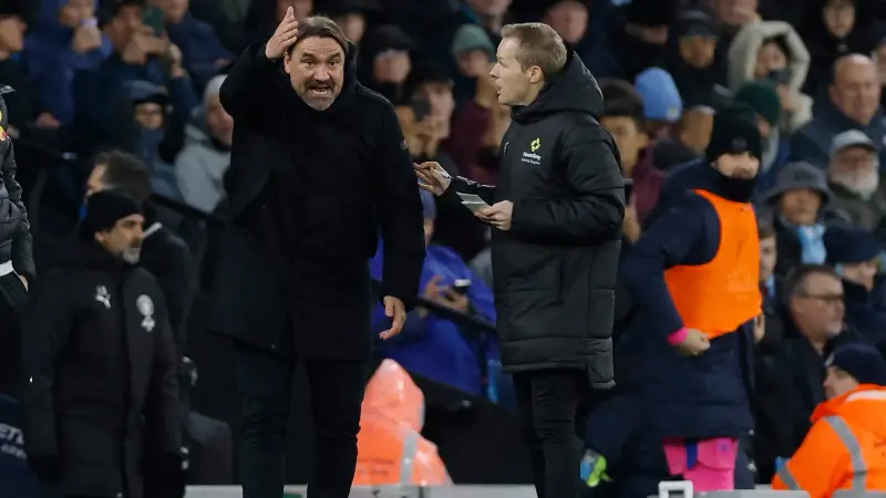 جدل في الدوري الإنجليزي.. فاركي يلمح لإصابة "غير حقيقية" أوقفت قمة السيتي وليدز