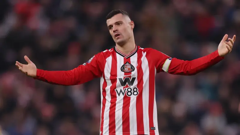 فيديو - شجار غريب بين تشاكا ومشجع لوست هام يثير جدلا في البريميرليغ