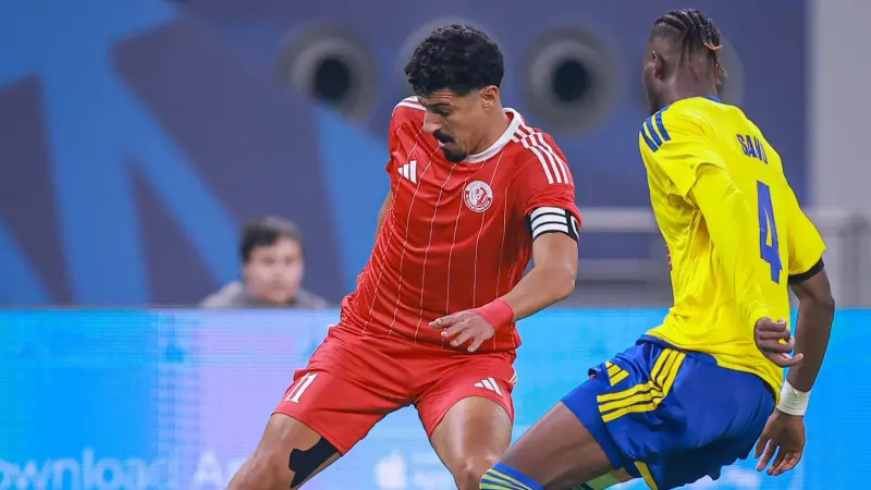 من نصف الملعب.. بغداد بونجاح يسجل هدفا عالميا في الدوري القطري