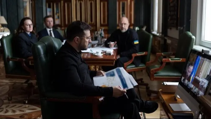 زيلينسكي يعرض تقديم خبرة أوكرانيا البحرية في مضيق هرمز