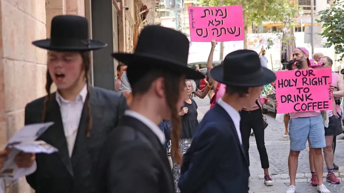 مقهى وسط القدس تحول لمحور صراع بين اليهود العلمانيين والمتشددين كل يوم سبت (أ ف ب) مقهى وسط القدس تحول لمحور صراع بين اليهود العلمانيين والمتشددين كل يوم سبت (أ ف ب)