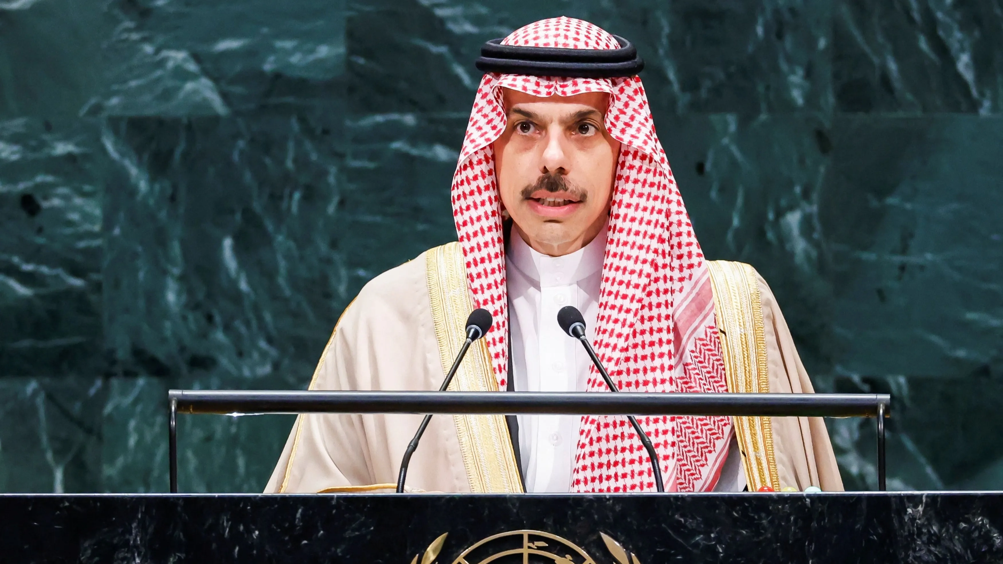 وزير الخارجية السعودي: نرفض استخدام الممرات المائية كأداة ابتزاز 