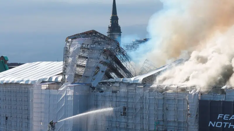 فيديو وصور - حريق في مبنى البورصة التاريخي بالدنمارك