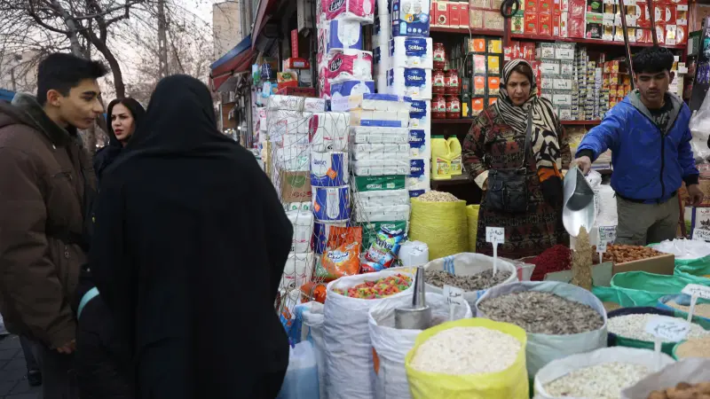 كيف تحولت أزمة العملة في إيران إلى موجة احتجاجات واسعة؟