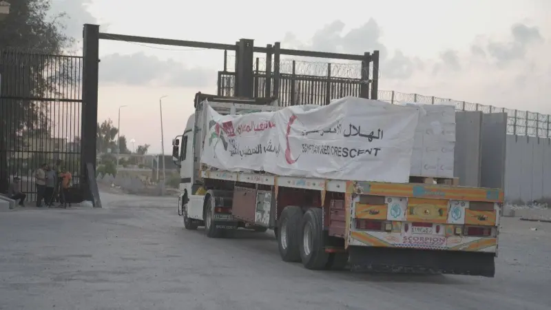معبر كرم أبو سالم يواصل استقبال المساعدات الإغاثية لغزة