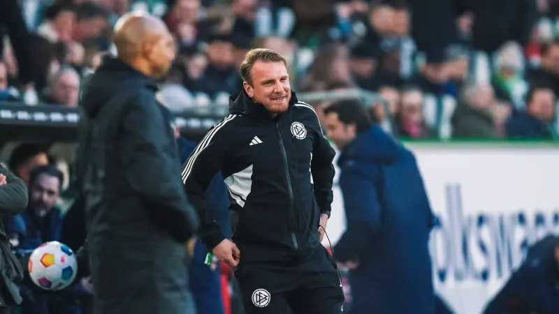 فيديو - متفرج ينقذ مباراة بالدوري الألماني بعد نقل الحكم المساعد إلى المشفى