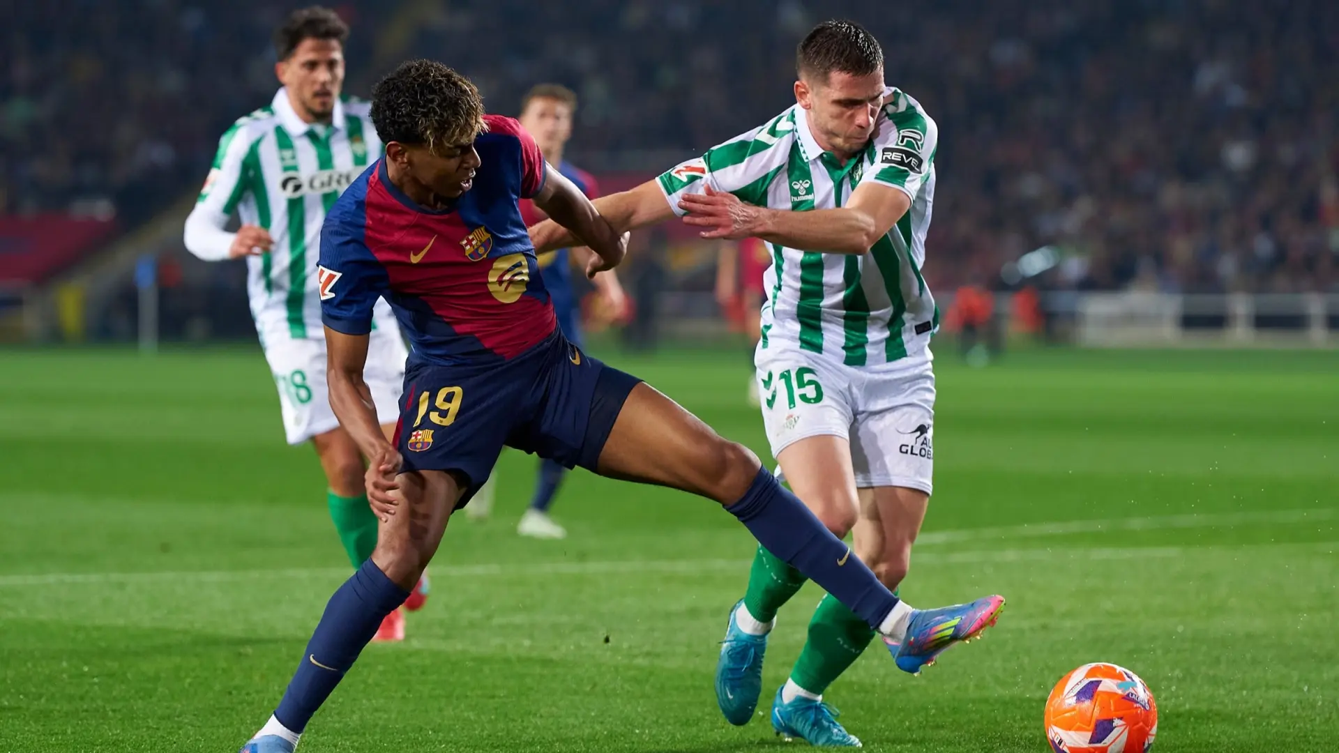 (إكس) برشلونة يحل ضيفا على فالنسيا يوم الأحد لتعزيز صدارته للدوري (إكس) برشلونة يحل ضيفا على فالنسيا يوم الأحد لتعزيز صدارته للدوري