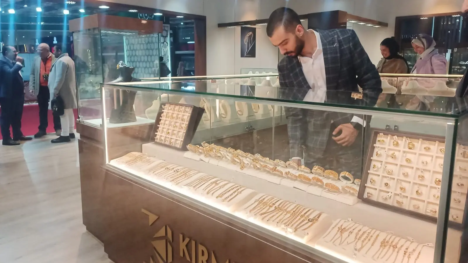 انخفاض جديد يضرب سوق الذهب السعودي مع هبوط الأونصة العالمية انخفاض جديد يضرب سوق الذهب السعودي مع هبوط الأونصة العالمية