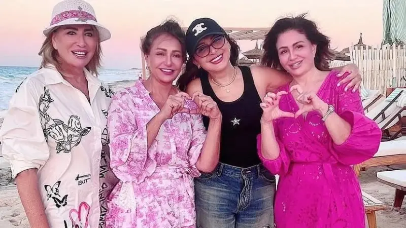 صور - بعد العلاج.. أنغام تلتقي بصديقاتها في الساحل الشمالي